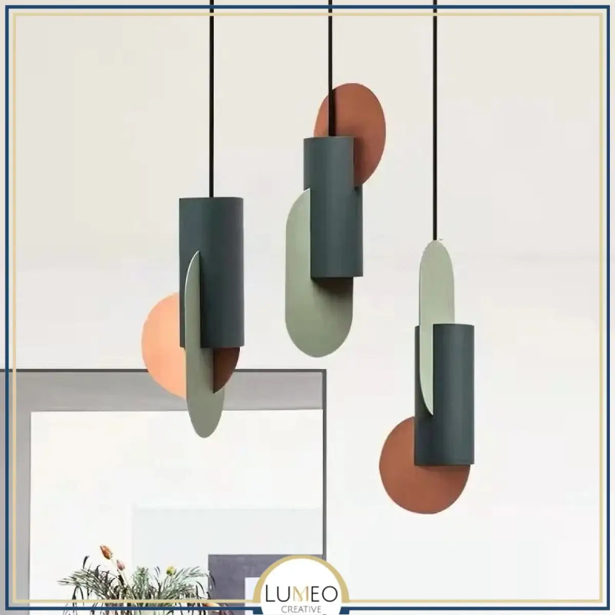 Suspension géométrique tricolore au design sculptural