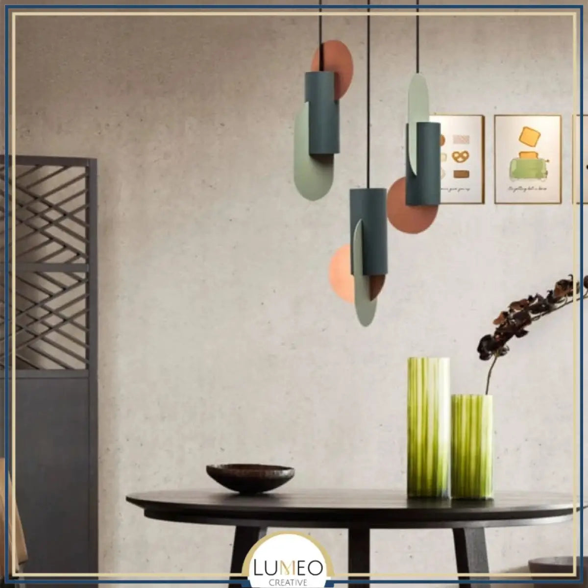 Suspension géométrique tricolore au design sculptural