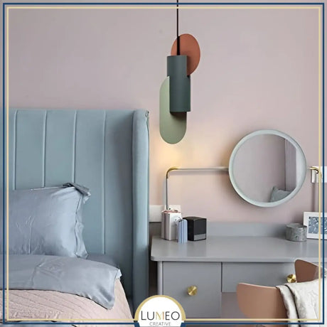 Suspension géométrique tricolore au design sculptural