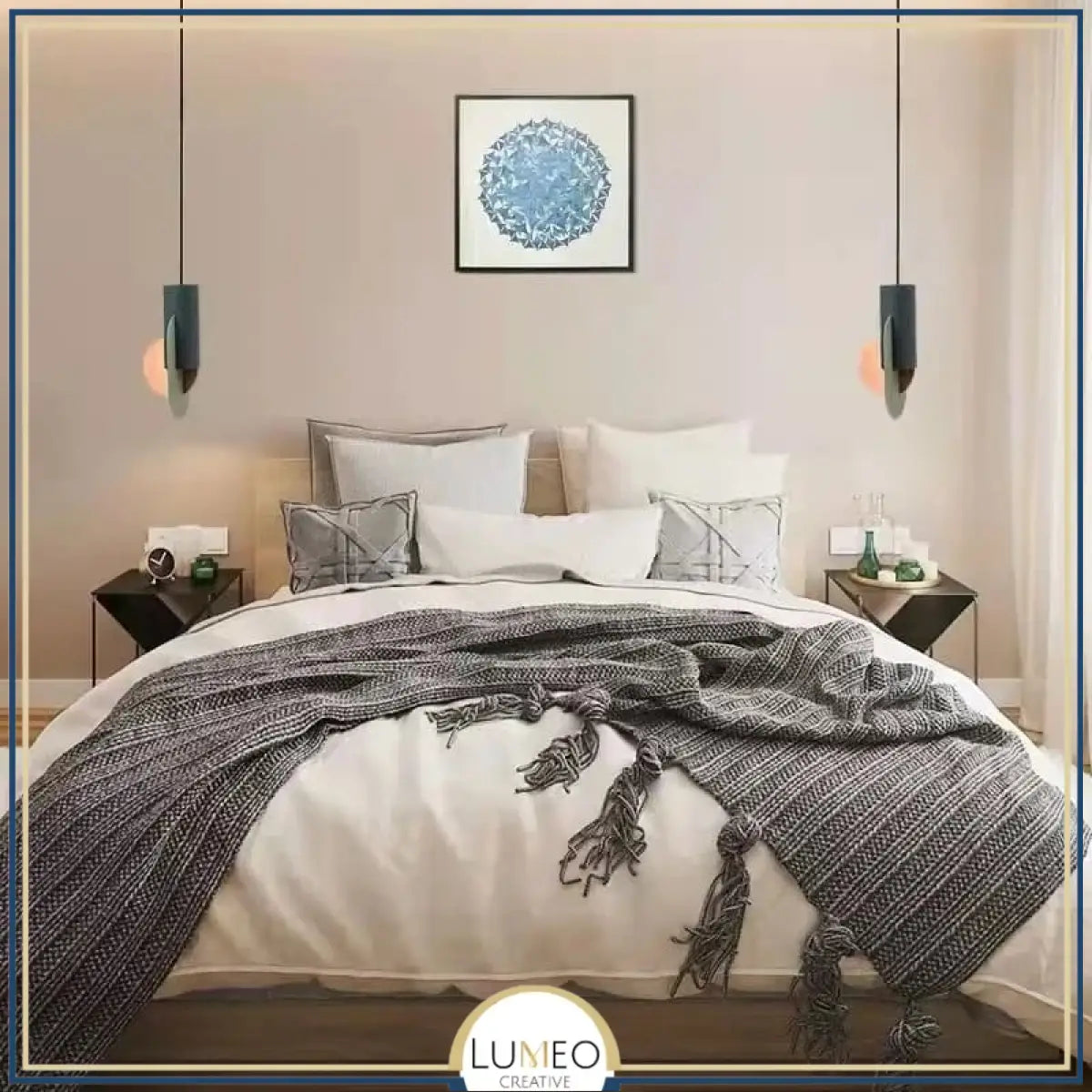 Suspension géométrique tricolore au design sculptural