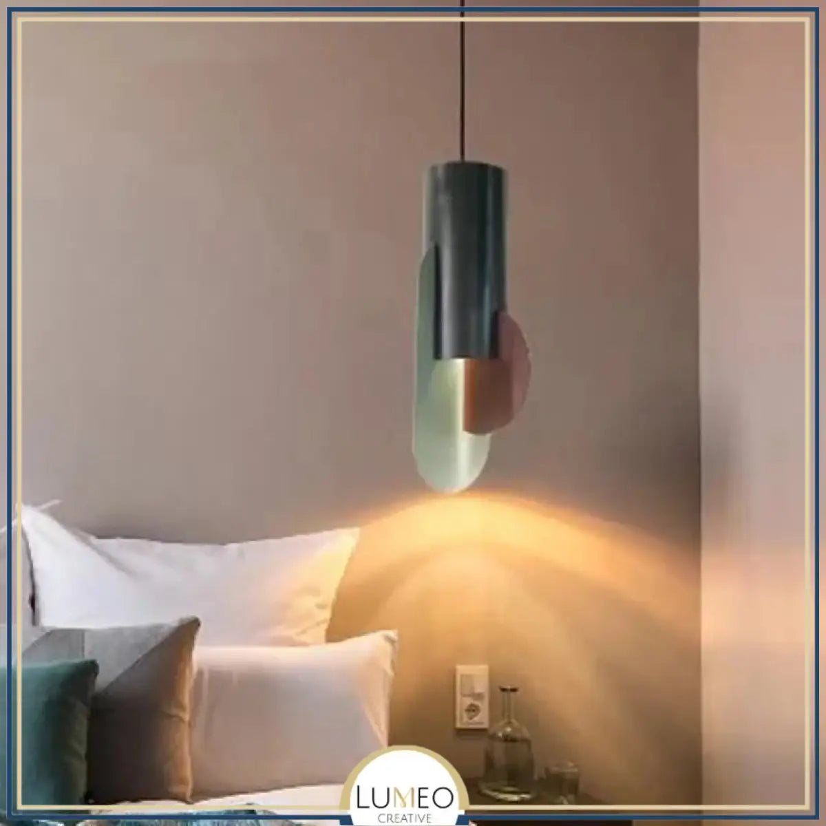 Suspension géométrique tricolore au design sculptural