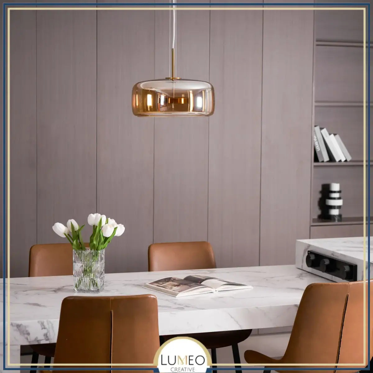 suspension en verre fumé ambre brillant au dessus d'une table à manger moderne