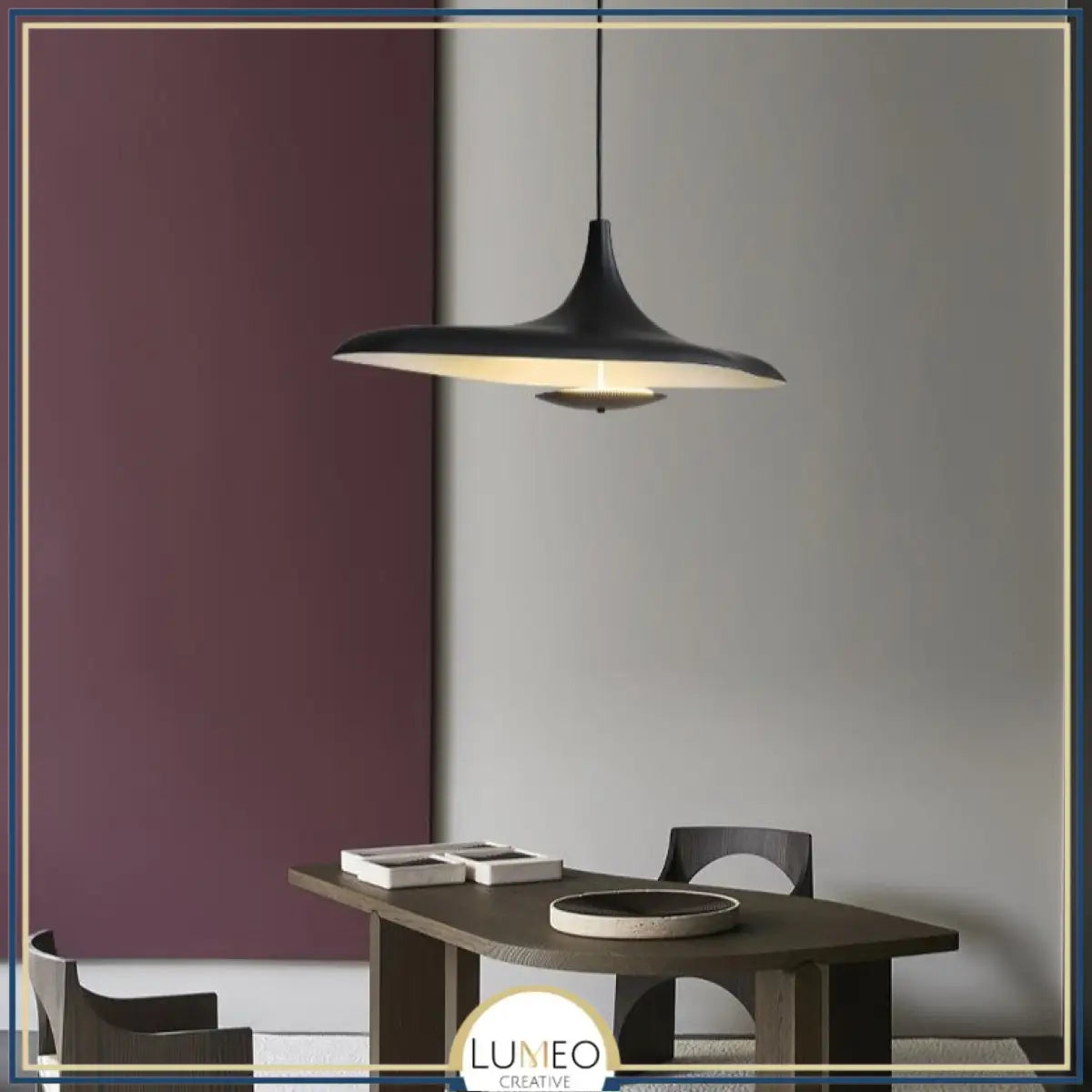 Suspension noire ou blanche au design avant gardiste