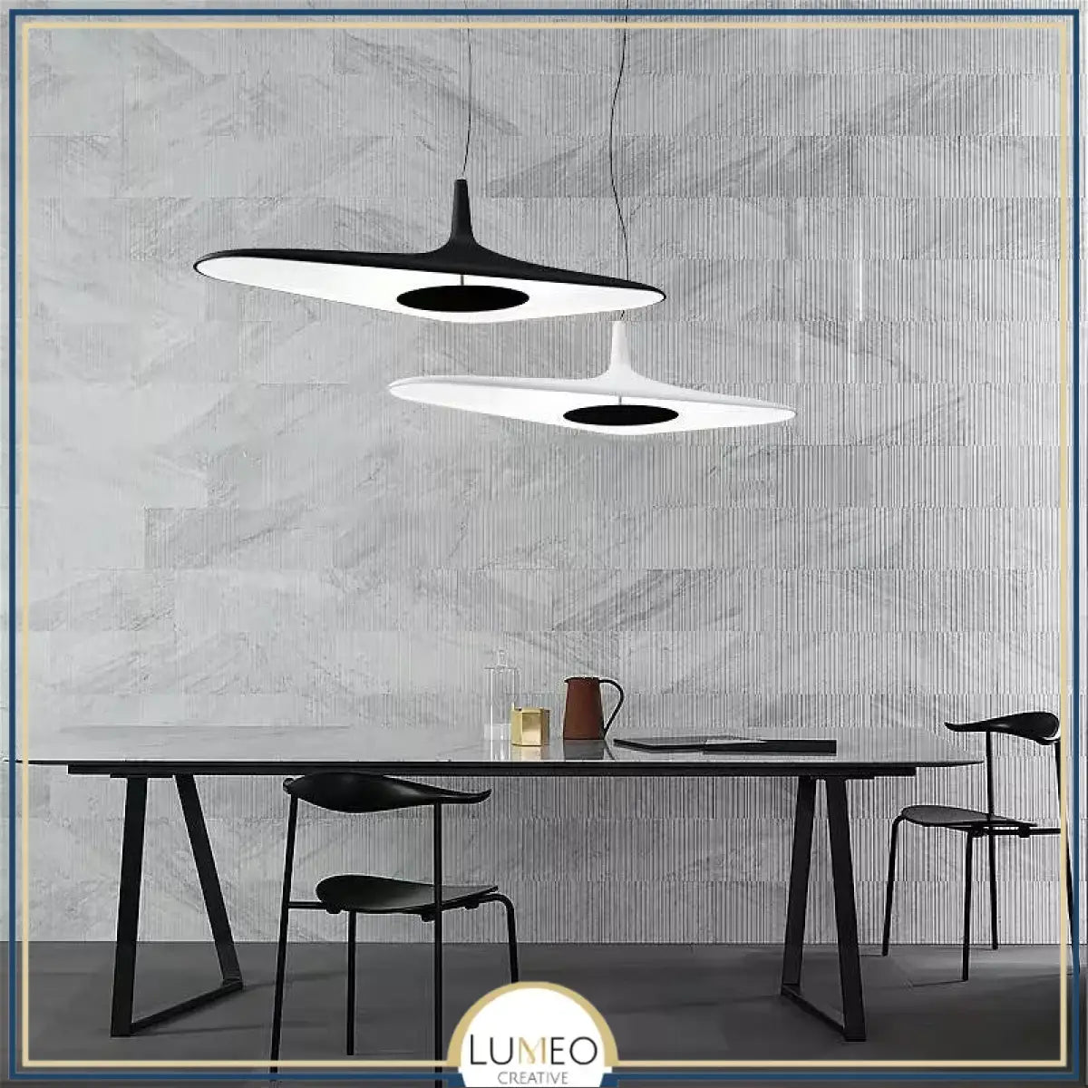 Suspension noire ou blanche au design avant gardiste