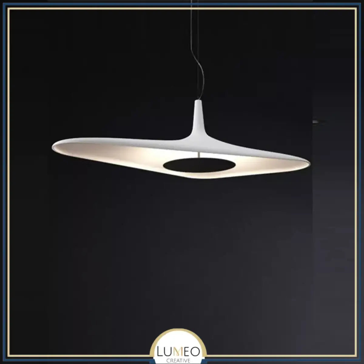 Suspension noire ou blanche au design avant gardiste