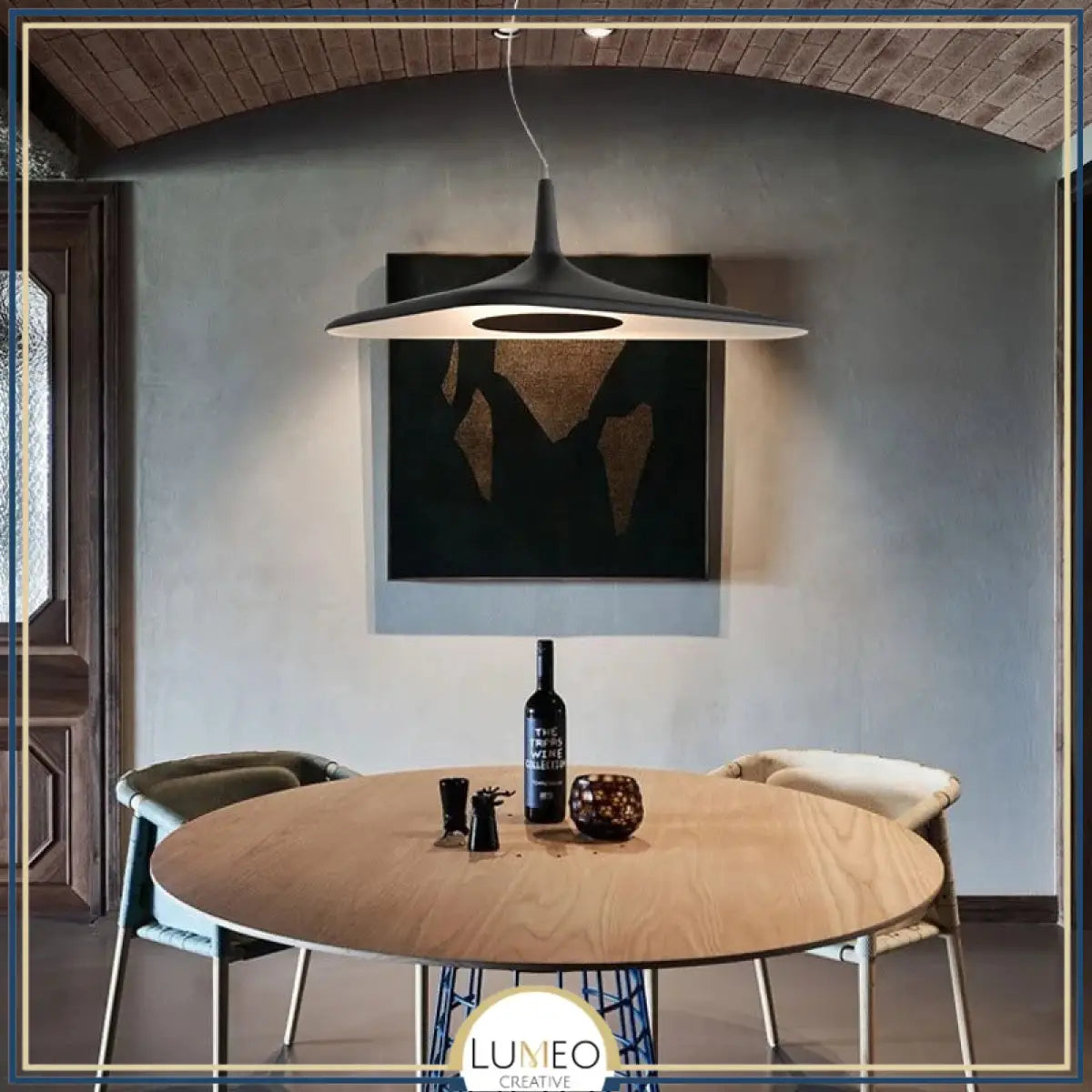 Suspension noire ou blanche au design avant gardiste