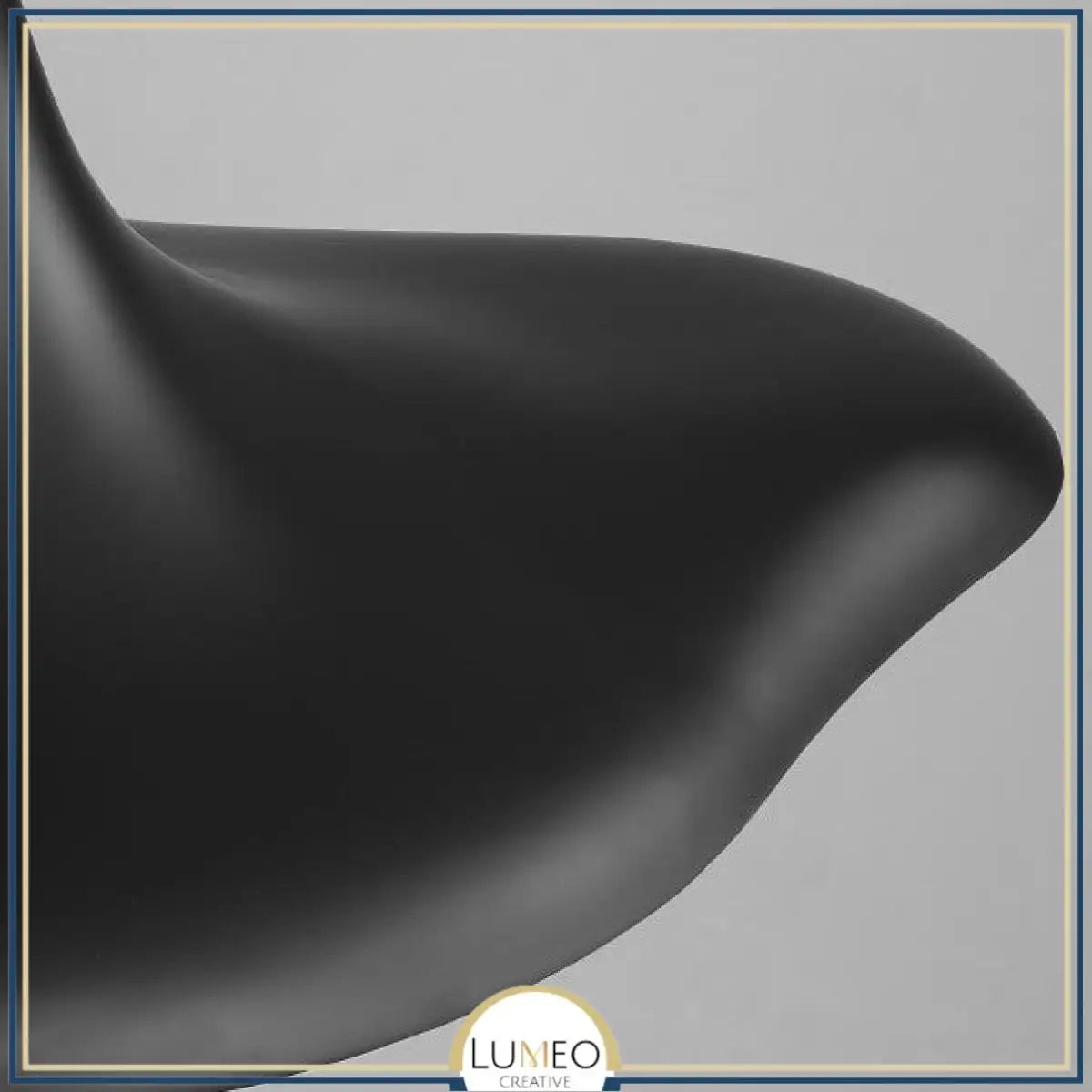 Suspension noire ou blanche au design avant gardiste