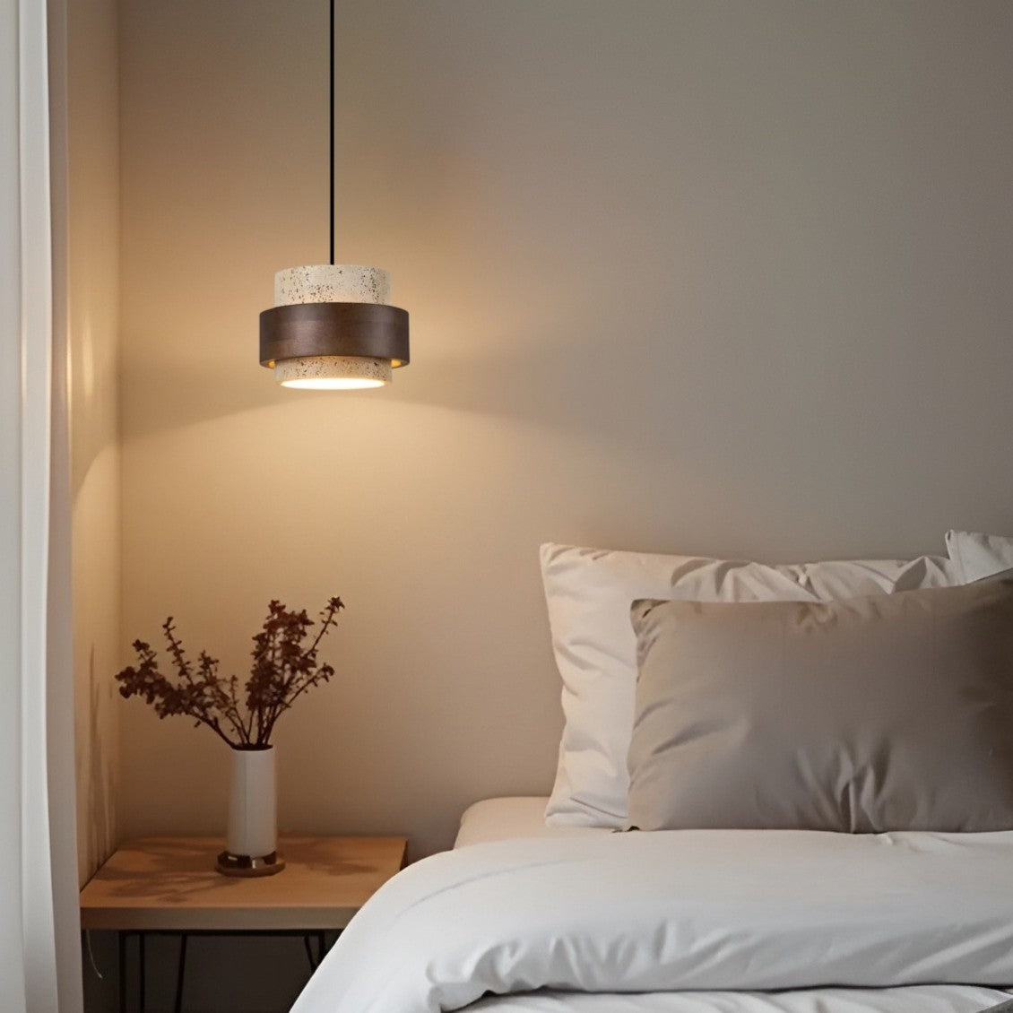 suspension saturne en chevet dans une chambre