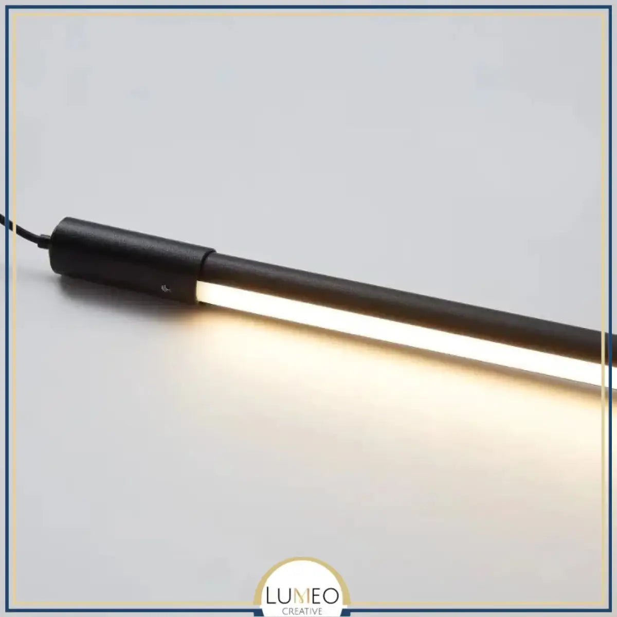 Tube lumineux mural vertical LED | Luminaire minimaliste avec option prise intégrée