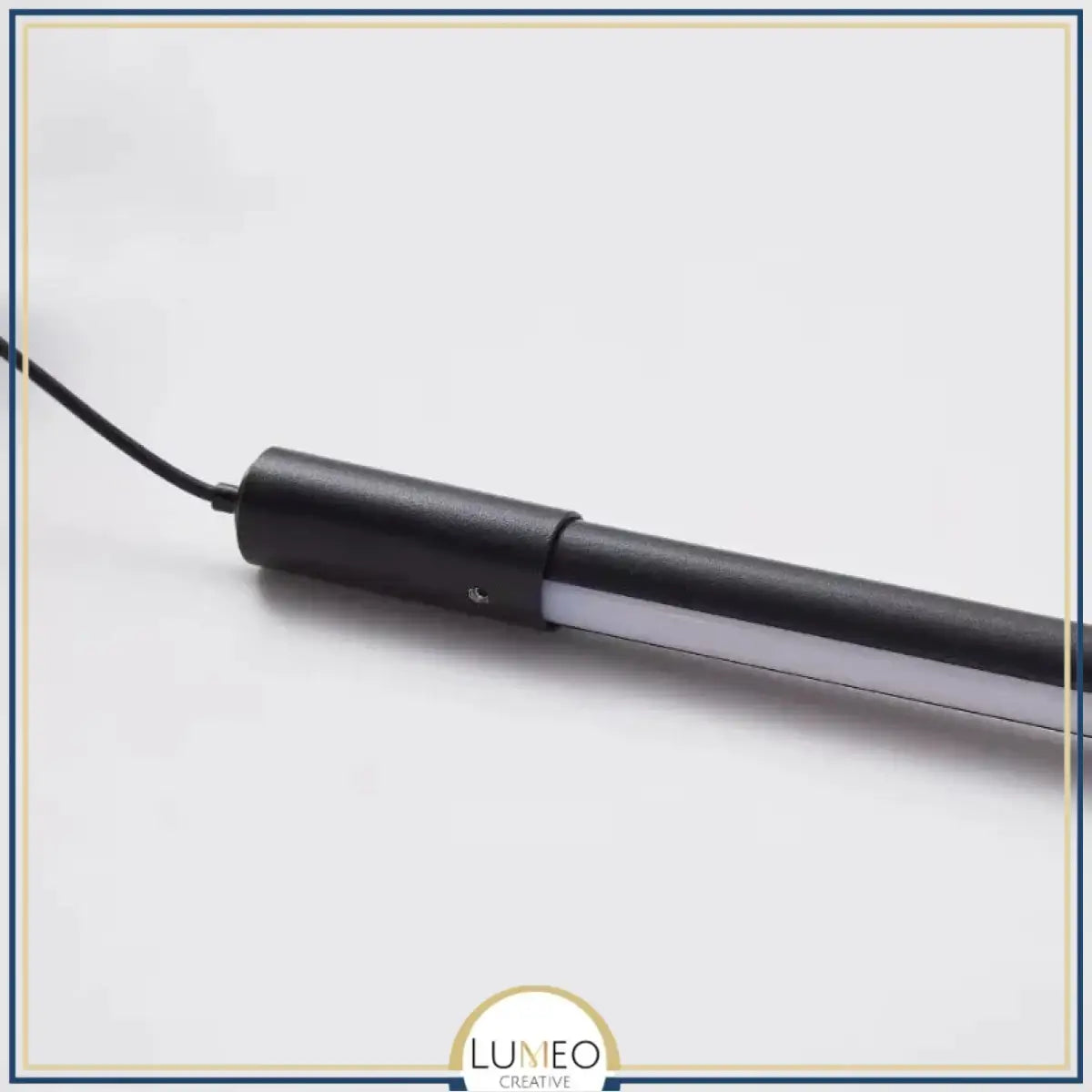 Tube lumineux mural vertical LED | Luminaire minimaliste avec option prise intégrée