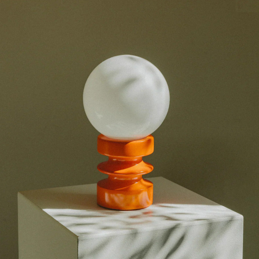 Lampe à poser design globe ressort | Élégance contemporaine