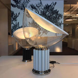 Lampe à poser design italien| Réflexion sculpturale et élégance vintage