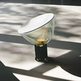 Lampe à poser design italien| Réflexion sculpturale et élégance vintage