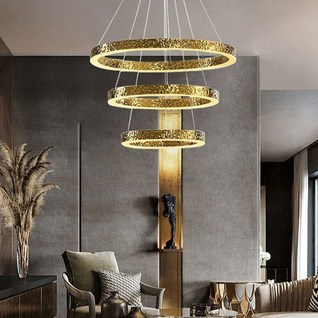 Lustre anneaux martelés dorés | Contemporain & Chic