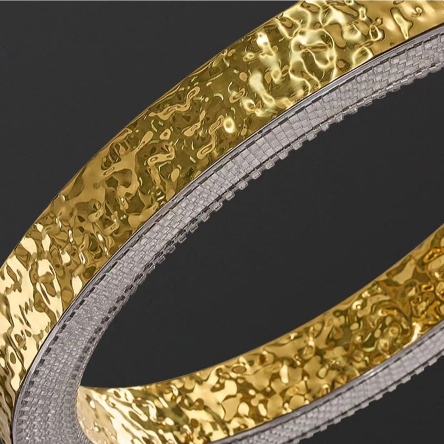 Lustre anneaux martelés dorés | Contemporain & Chic