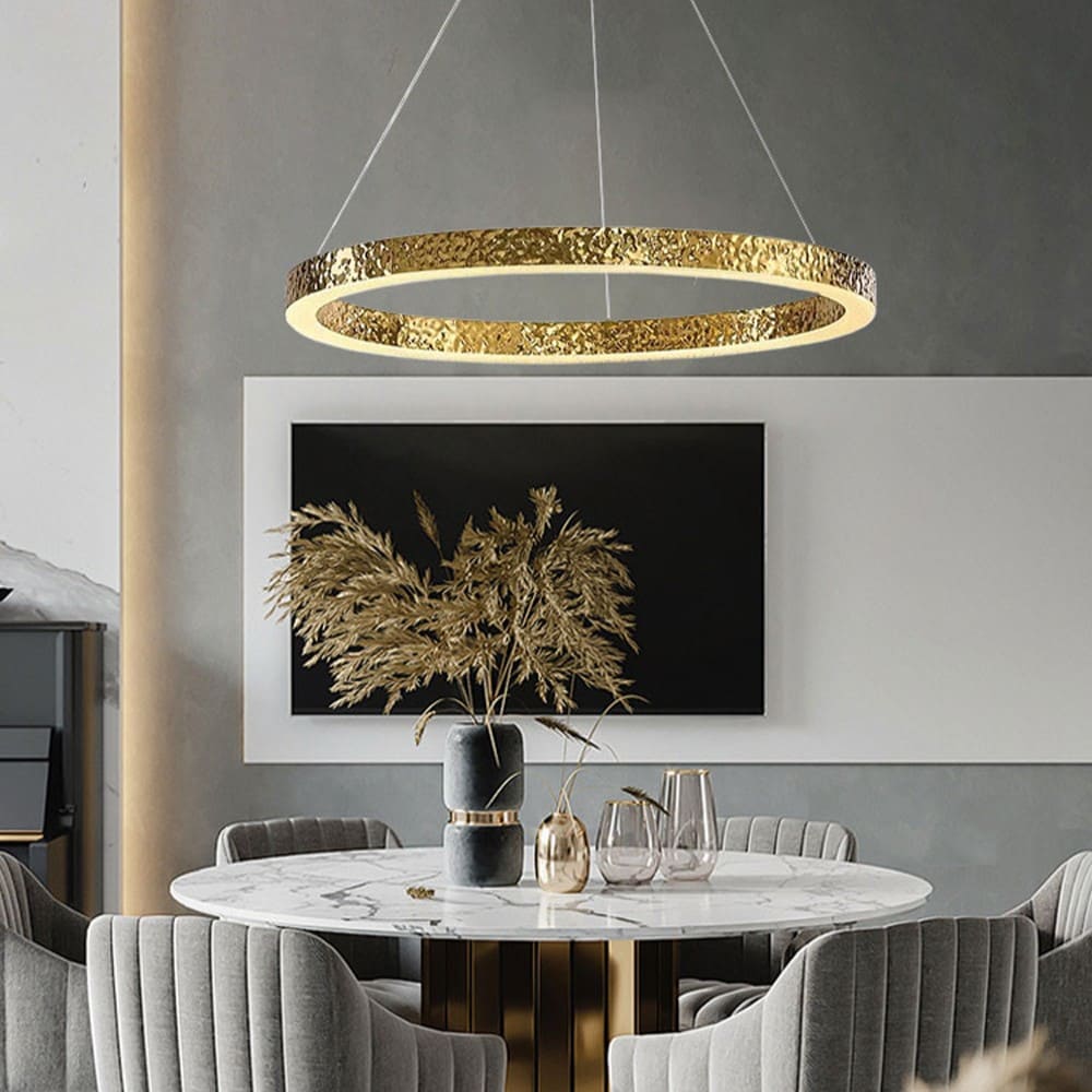 Lustre anneaux martelés dorés | Contemporain & Chic