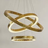 Lustre anneaux martelés dorés | Contemporain & Chic