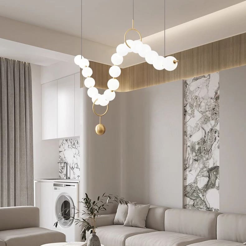 Lustre doré orné de perles en verre opalin | Luminaire chic