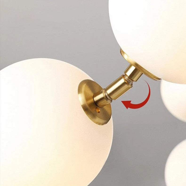 Lustre doré orné de perles en verre opalin | Luminaire chic