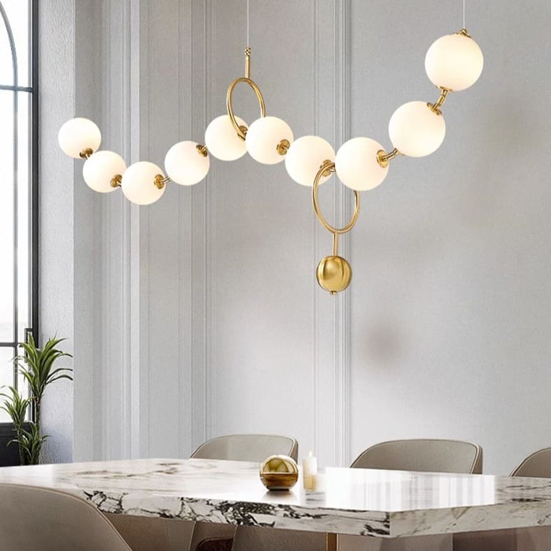 Lustre doré orné de perles en verre opalin | Luminaire chic