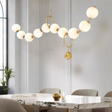 Lustre doré orné de perles en verre opalin | Luminaire chic
