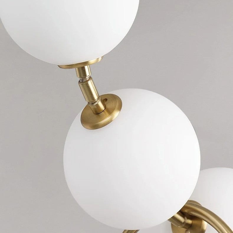 Lustre doré orné de perles en verre opalin | Luminaire chic