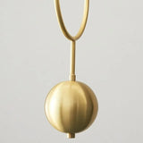Lustre doré orné de perles en verre opalin | Luminaire chic