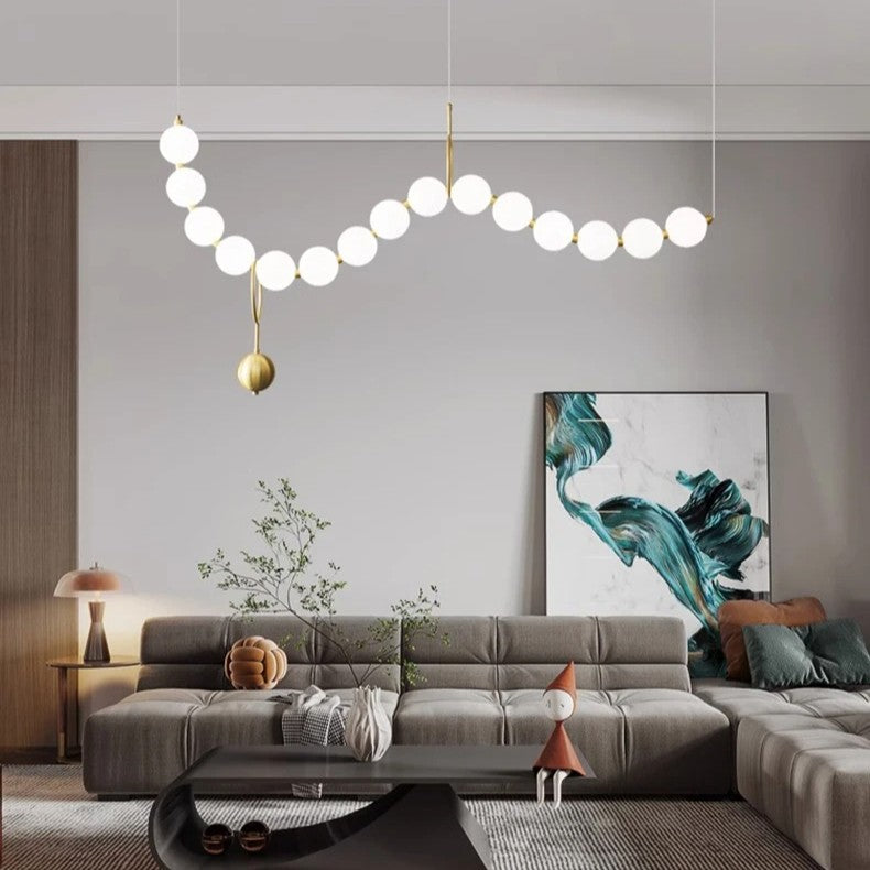 Lustre doré orné de perles en verre opalin | Luminaire chic