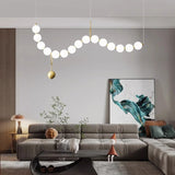 Lustre doré orné de perles en verre opalin | Luminaire chic