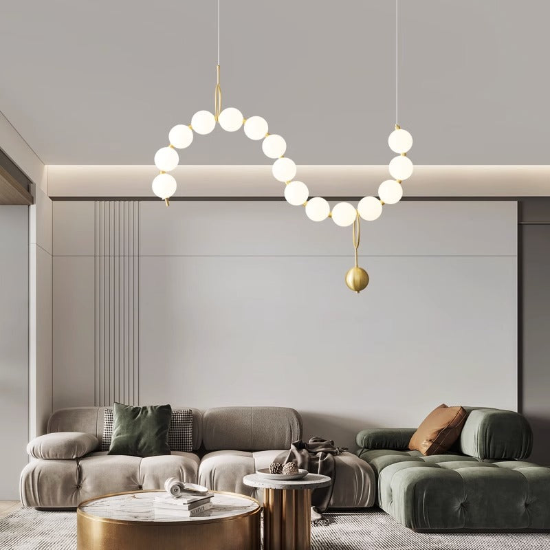 Lustre doré orné de perles en verre opalin | Luminaire chic