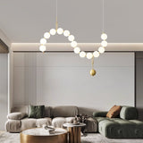 Lustre doré orné de perles en verre opalin | Luminaire chic