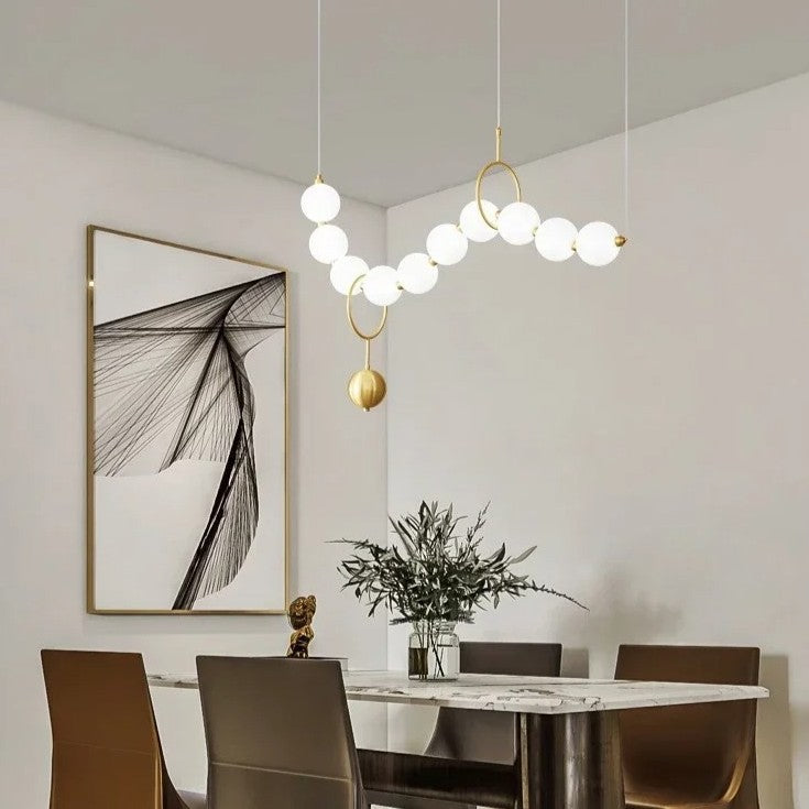 Lustre doré orné de perles en verre opalin | Luminaire chic