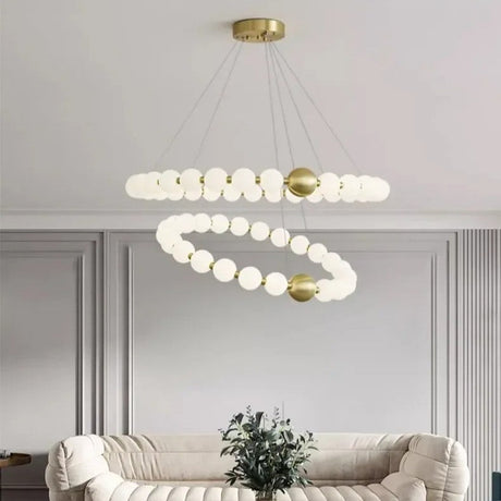 Lustre doré orné de perles en verre opalin | Luminaire chic