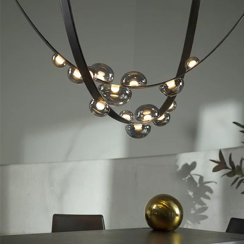 Lustre suspendu design à sangles de cuir et globes en verre