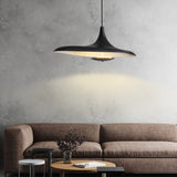 Suspension noire ou blanche au design avant gardiste