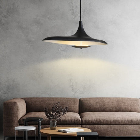 Suspension noire ou blanche au design avant gardiste