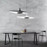Suspension noire ou blanche au design avant gardiste