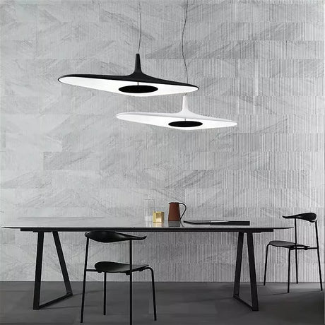 Suspension noire ou blanche au design avant gardiste
