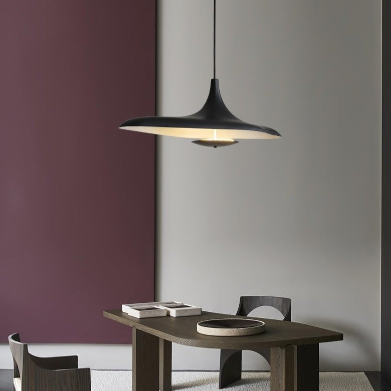Suspension noire ou blanche au design avant gardiste
