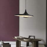 Suspension noire ou blanche au design avant gardiste