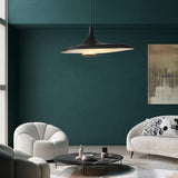 Suspension noire ou blanche au design avant gardiste