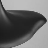 Suspension noire ou blanche au design avant gardiste