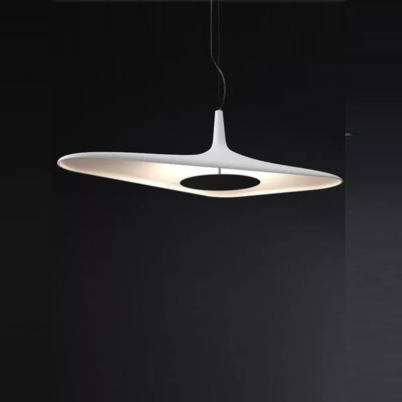 Suspension noire ou blanche au design avant gardiste