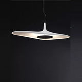 Suspension noire ou blanche au design avant gardiste