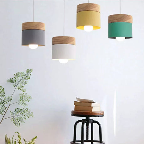 Suspension en bois coloré
