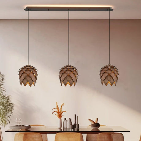 Suspension bois sculpté en forme de pomme de pin | Chic & naturel