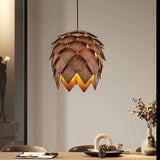 Suspension bois sculpté en forme de pomme de pin | Chic & naturel