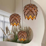Suspension bois sculpté en forme de pomme de pin | Chic & naturel