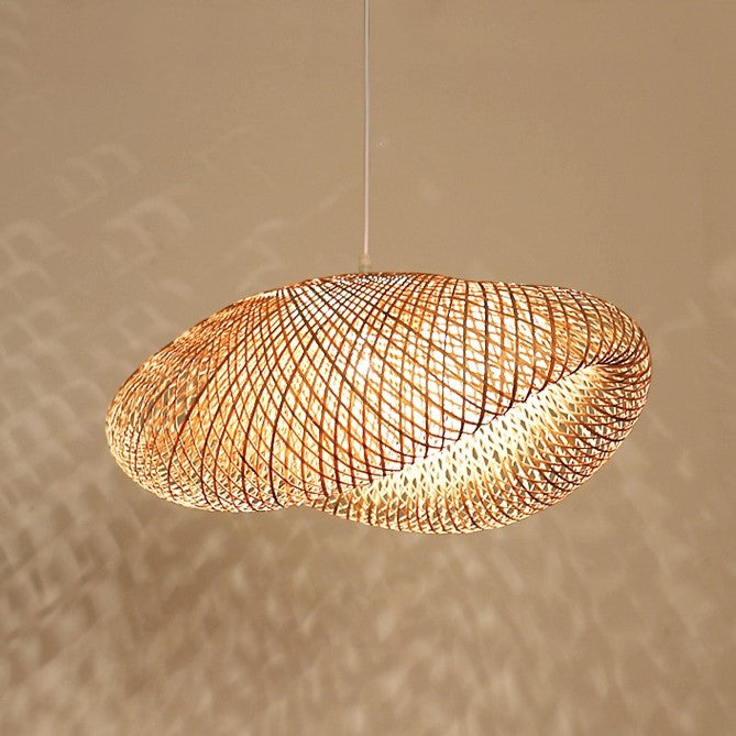 Suspension design en rotin tressé | Forme organique et chaleureuse