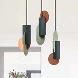 Suspension géométrique tricolore au design sculptural